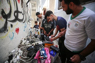 Cara Mengisi Daya Baterei Ponsel Di Gaza: dibutuhkan kesabaran, sinar matahari membantu